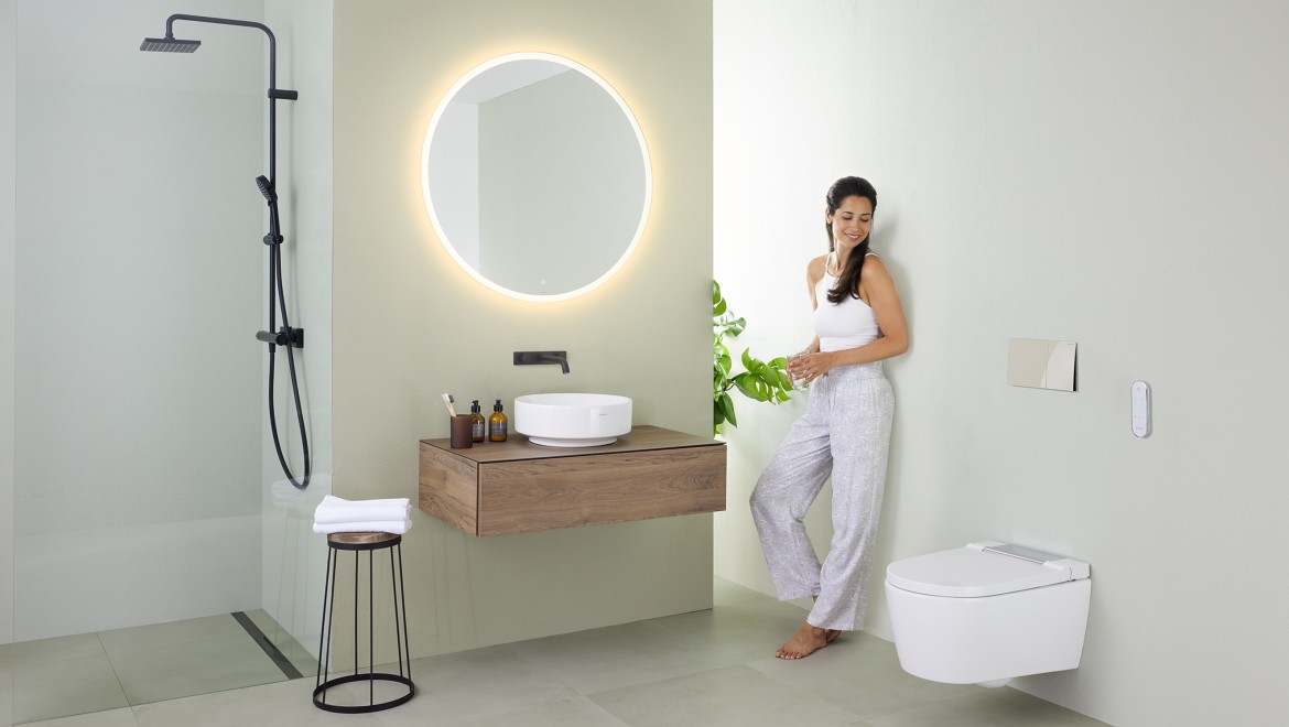 Žena u minimalistički uređenom kupatilu Žena u minimalistički uređenom kupatilu