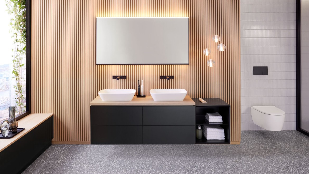 Geberit ONE u kombinaciji sa Geberit Option Plus Square 135 cm u crnoj mat boji. (© Geberit)