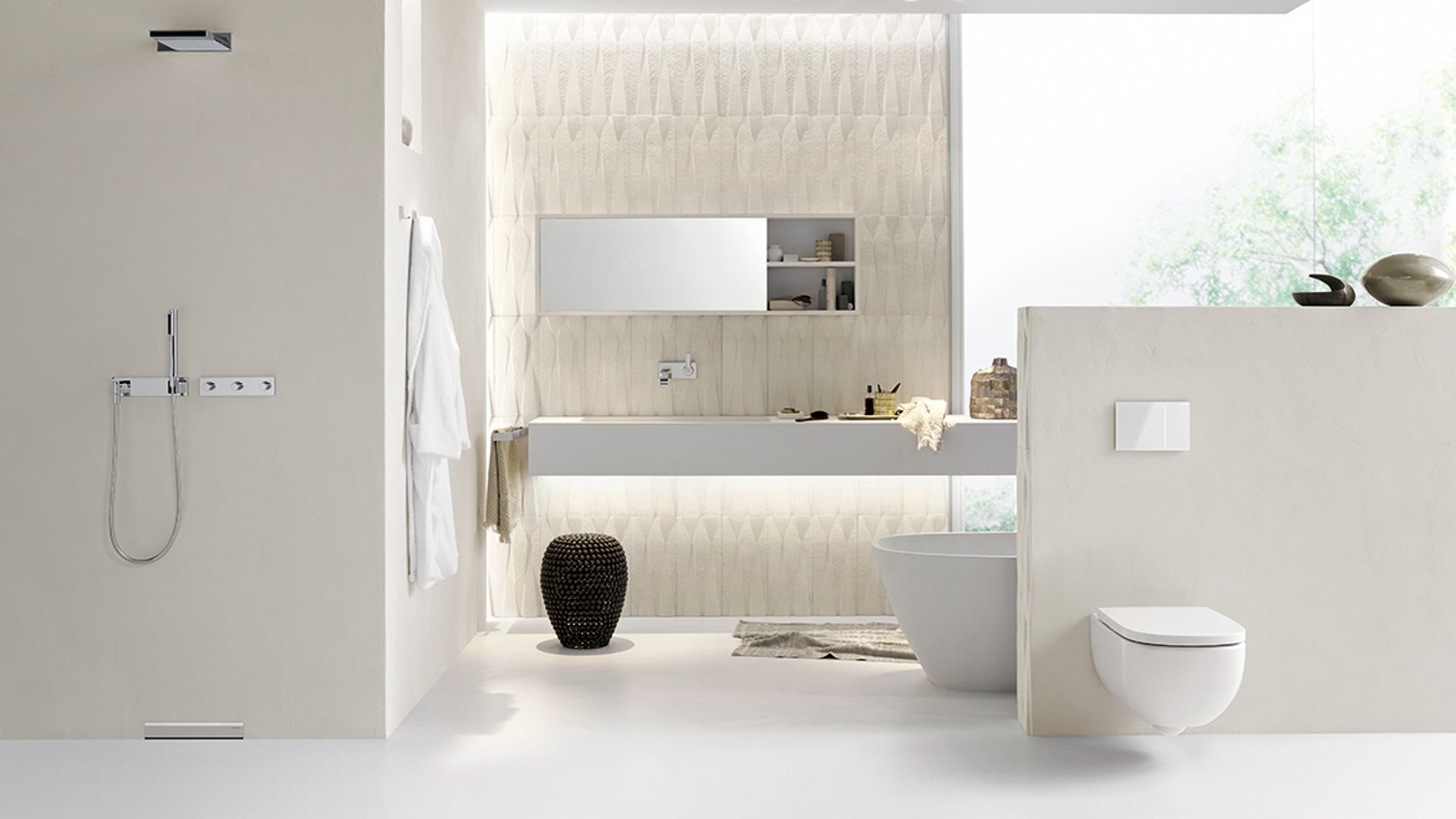 Kupatilo sa zidnim odvodom kompanije Geberit za tuševe u ravni poda Kupatilo sa zidnim odvodom kompanije Geberit za tuševe u ravni poda