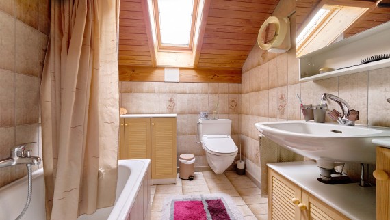 Kupatilo pre renoviranja Kupatilo pre renoviranja