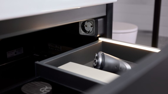 Geberit ONE fioka sa svetlosnim trakama i spojnim elementom sa utičnicom