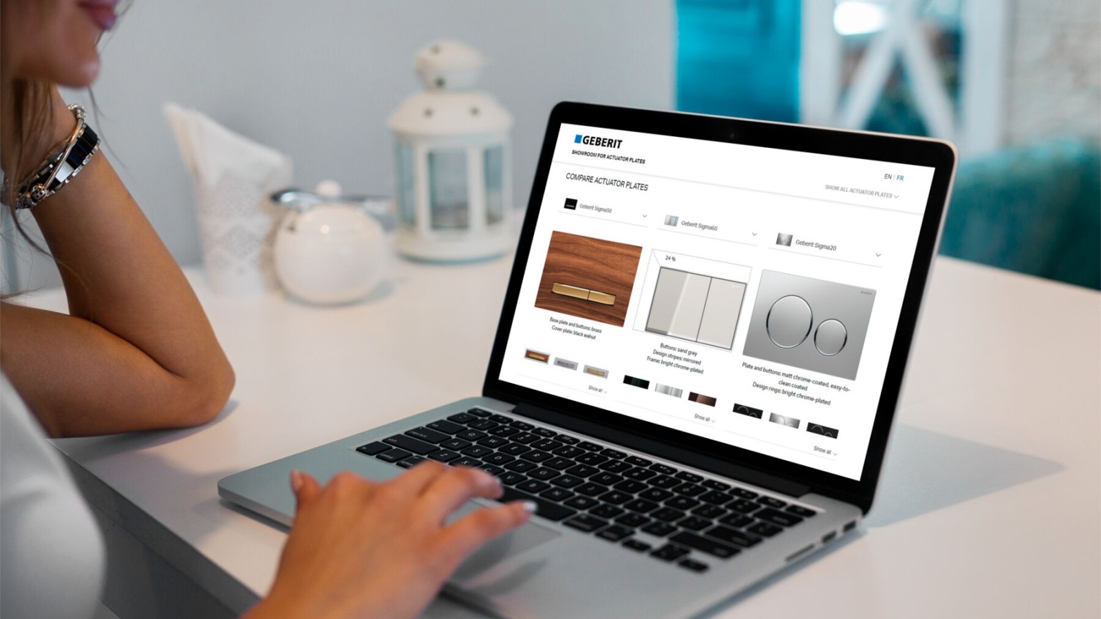 Žena pokreće salon Geberit tipki za ispiranje na svom laptop računaru Žena pokreće salon Geberit tipki za ispiranje na svom laptop računaru