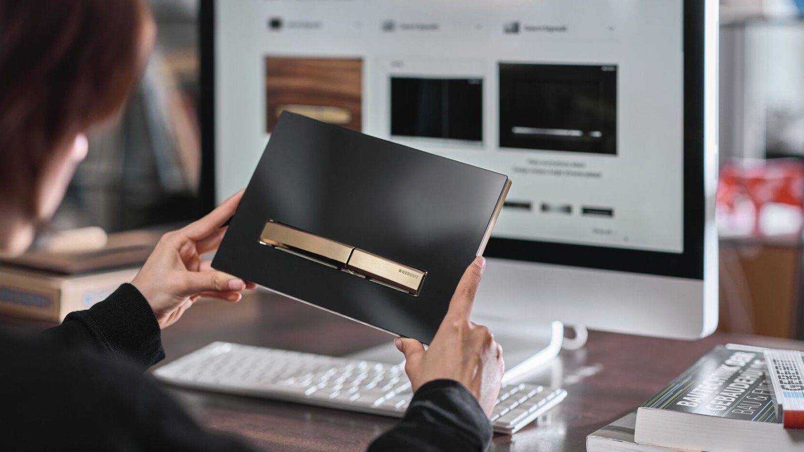 Žena sa tipkom za ispiranje Geberit Sigma50 sa tipkom u boji ružičastog zlata Žena sa tipkom za ispiranje Geberit Sigma50 sa tipkom u boji ružičastog zlata