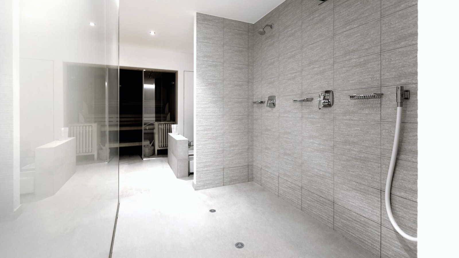 Polujavna sanitarna prostorija sa Geberit PVC podnim odvodom za tuš Polujavna sanitarna prostorija sa Geberit PVC podnim odvodom za tuš