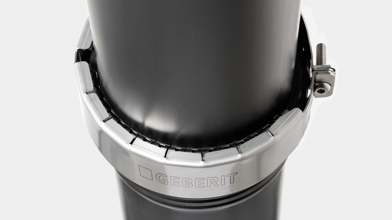 Spojnica sa steznim kleštima kompanije Geberit čini da Silent-PP bude spreman za odvodnjavanje krova