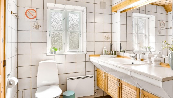 Originalno kupatilo sa podnom WC šoljom, belim pločicama i drvenim nameštajem (© @triner2 and @strandparken3) Originalno kupatilo sa podnom WC šoljom, belim pločicama i drvenim nameštajem (© @triner2 and @strandparken3)