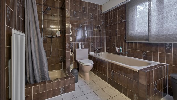 Kupatilo sa uskim prostorom za tuš, kadom i podnom WC šoljom Kupatilo sa uskim prostorom za tuš, kadom i podnom WC šoljom