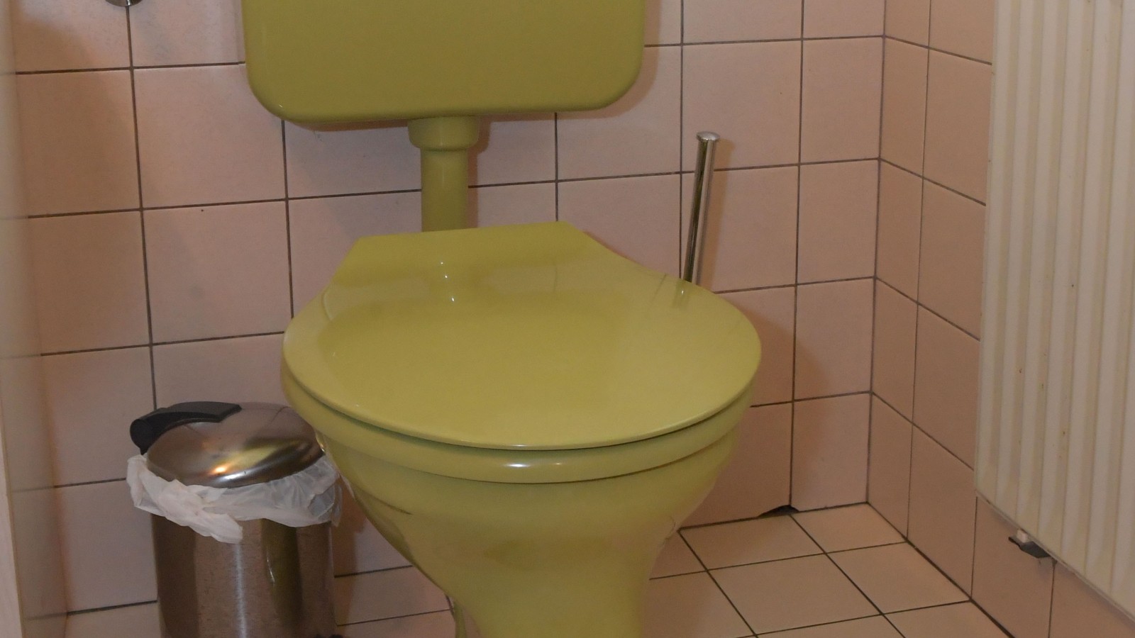 Stari WC sa predzidnim vodokotlićem Stari WC sa predzidnim vodokotlićem
