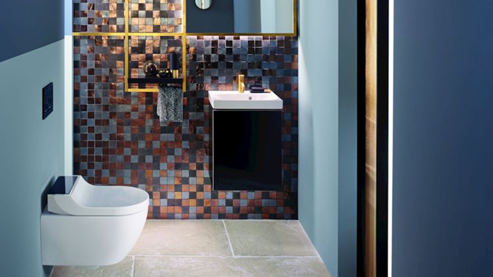 Zlatni i bakarni tonovi daju toplinu ovom gostinjskom kupatilu