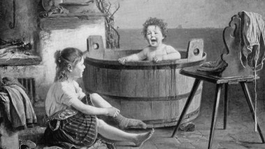 Dete se kupa u opremi za kupanje