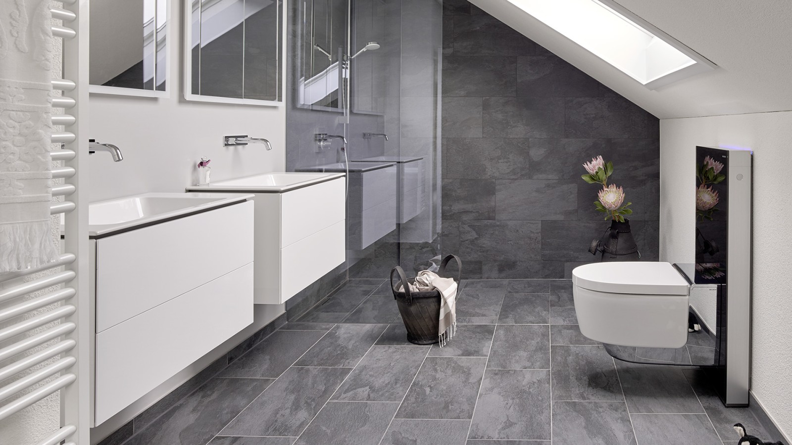 Kupatilo sa kosim krovom i proizvodima iz serije Geberit ONE i Geberit AquaClean sa modelom Monolith