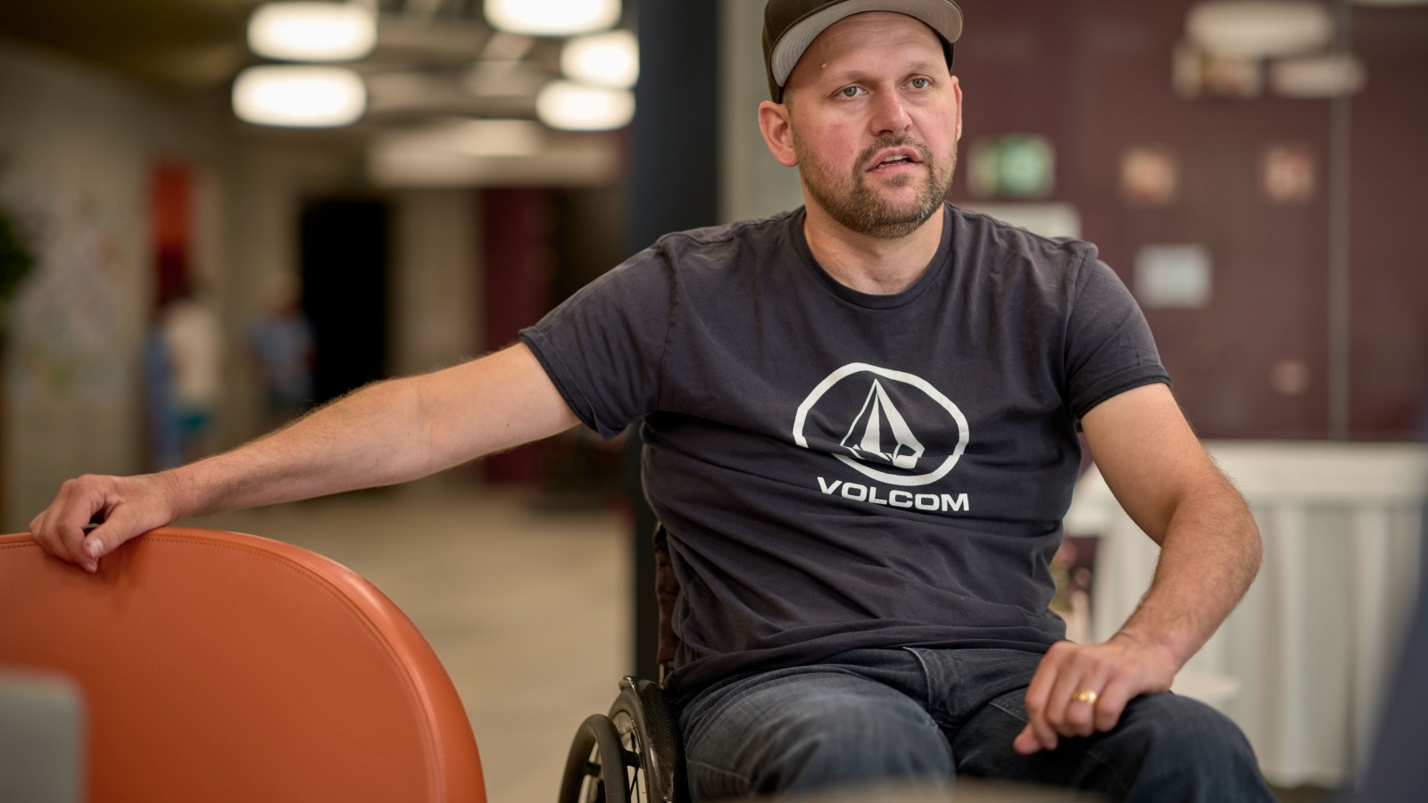 U razgovoru sa Peterom Roosom u Švajcarskom centru za paraplegiku u Nottvilu (© Ben Huggler) U razgovoru sa Peterom Roosom u Švajcarskom centru za paraplegiku u Nottvilu (© Ben Huggler)