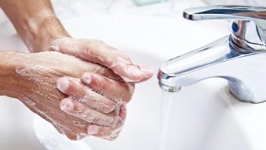 Pranje ruku na umivaoniku