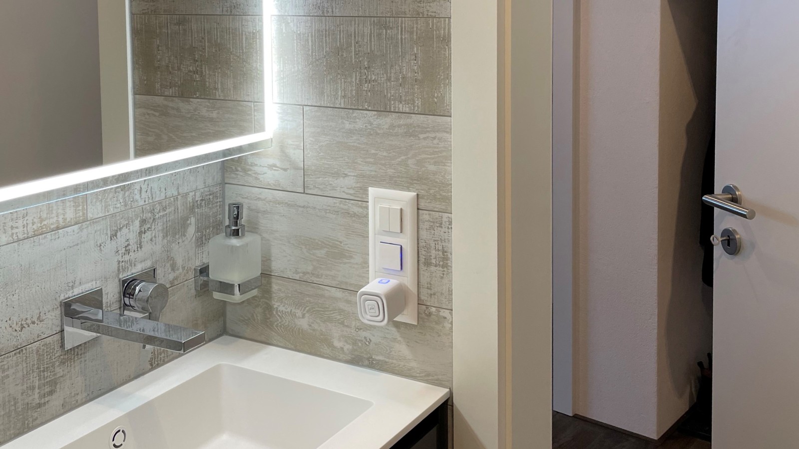 Kupatilska vrata koja se otvaraju ka spolja štede prostor u kupatilu