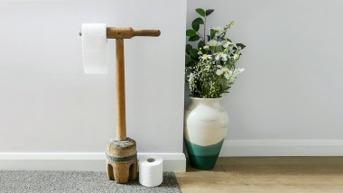 Poseban drveni držač za toaletni papir
