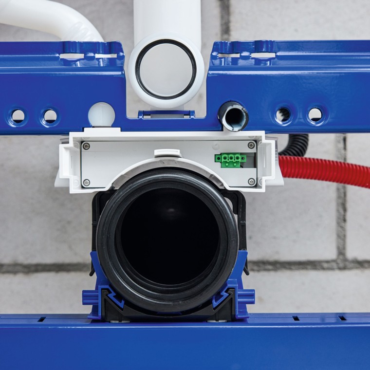 Električar instalira električnu cev i povezuje srednji deo sa sistemom napajanja. Električar instalira električnu cev i povezuje srednji deo sa sistemom napajanja.