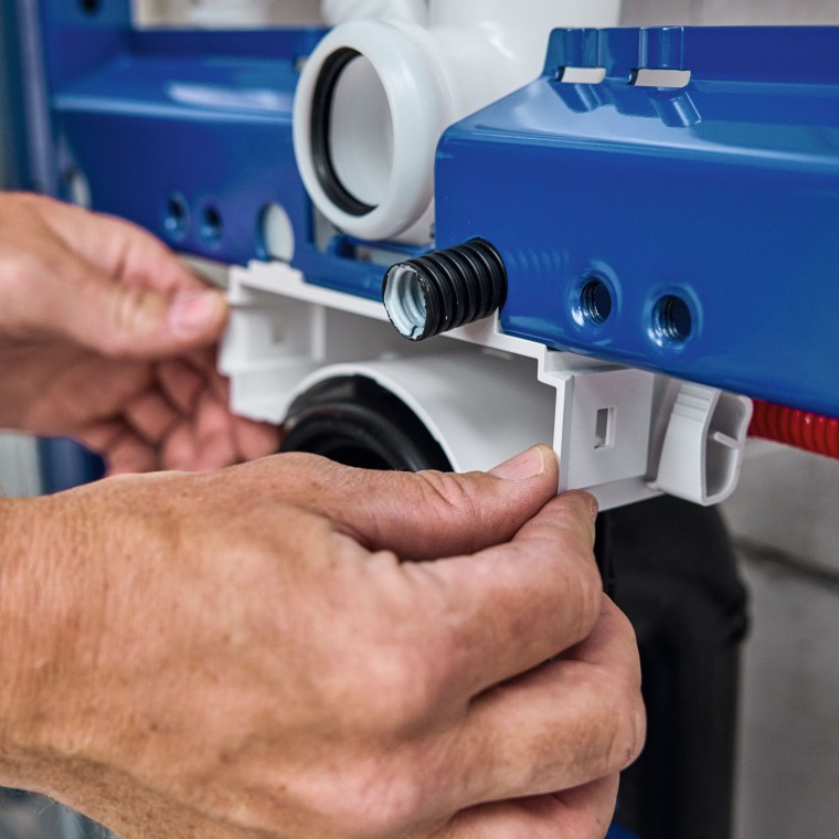 Specijalista za sanitarne sisteme instalira instalacioni element za WC šolju i kućište Geberit Power & Connect kutije. Specijalista za sanitarne sisteme instalira instalacioni element za WC šolju i kućište Geberit Power & Connect kutije.