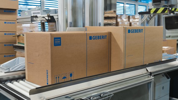 Novo, manje pakovanje (levo) za tuš toalete u poređenju sa starom kartonskom kutijom (desno) (© Julija Danlop)