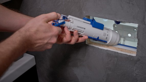 Postavljanje odvodnog ventila u ugradni vodokotlić (© Ben Huggler)