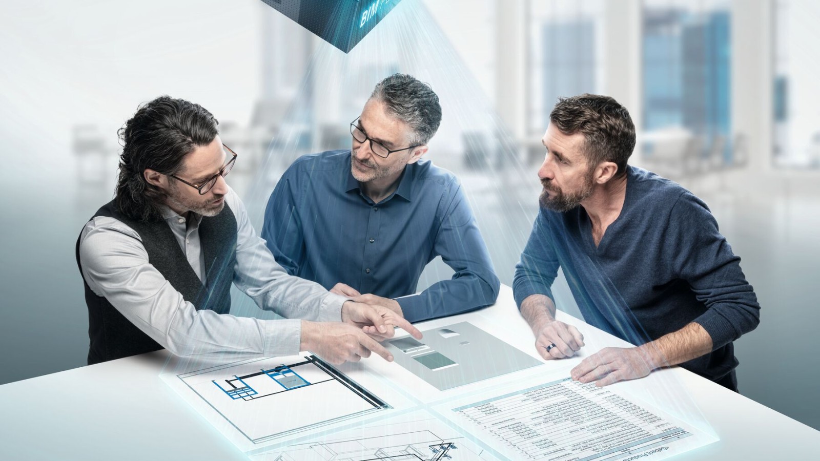 Projektanti u dubokoj diskusiji oko stola sa BIM simbolom Projektanti u dubokoj diskusiji oko stola sa BIM simbolom