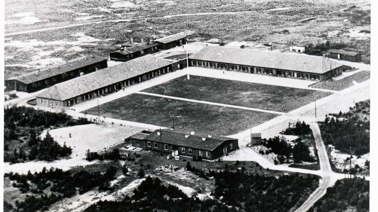1945. osnovan je najveći izbeglički kamp u Danskoj u Oksbøl (© Blåvandshuk Lokalni istorijski Arhiv) 1945. osnovan je najveći izbeglički kamp u Danskoj u Oksbøl (© Blåvandshuk Lokalni istorijski Arhiv)