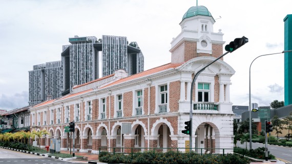 Born Restaurant se nalazi na stanici Jinrikisha, jednoj od retkih istorijskih zgrada u Singapuru. Vlasništvo je glumca Džeki Čena (© Oven Raggett) Born Restaurant se nalazi na stanici Jinrikisha, jednoj od retkih istorijskih zgrada u Singapuru. Vlasništvo je glumca Džeki Čena (© Oven Raggett)