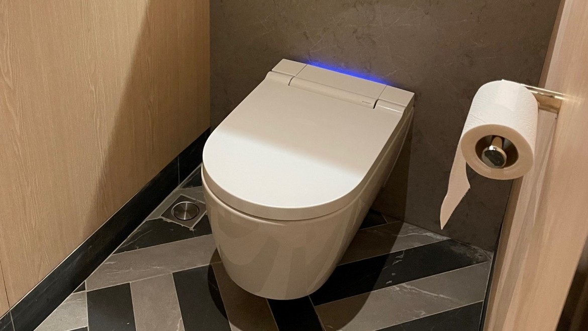 Toaleti su opremljeni Geberit AquaClean Sela tuš toaletima i Geberit pisoarima, između ostalog (© Owen Raggett) Toaleti su opremljeni Geberit AquaClean Sela tuš toaletima i Geberit pisoarima, između ostalog (© Owen Raggett)