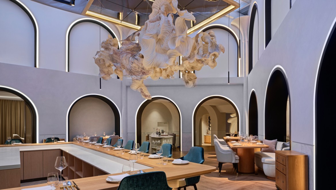 Oblak papira lebdi iznad glavne trpezarije novog singapurskog zvezdanog restorana Born (© Owen Raggett) Oblak papira lebdi iznad glavne trpezarije novog singapurskog zvezdanog restorana Born (© Owen Raggett)