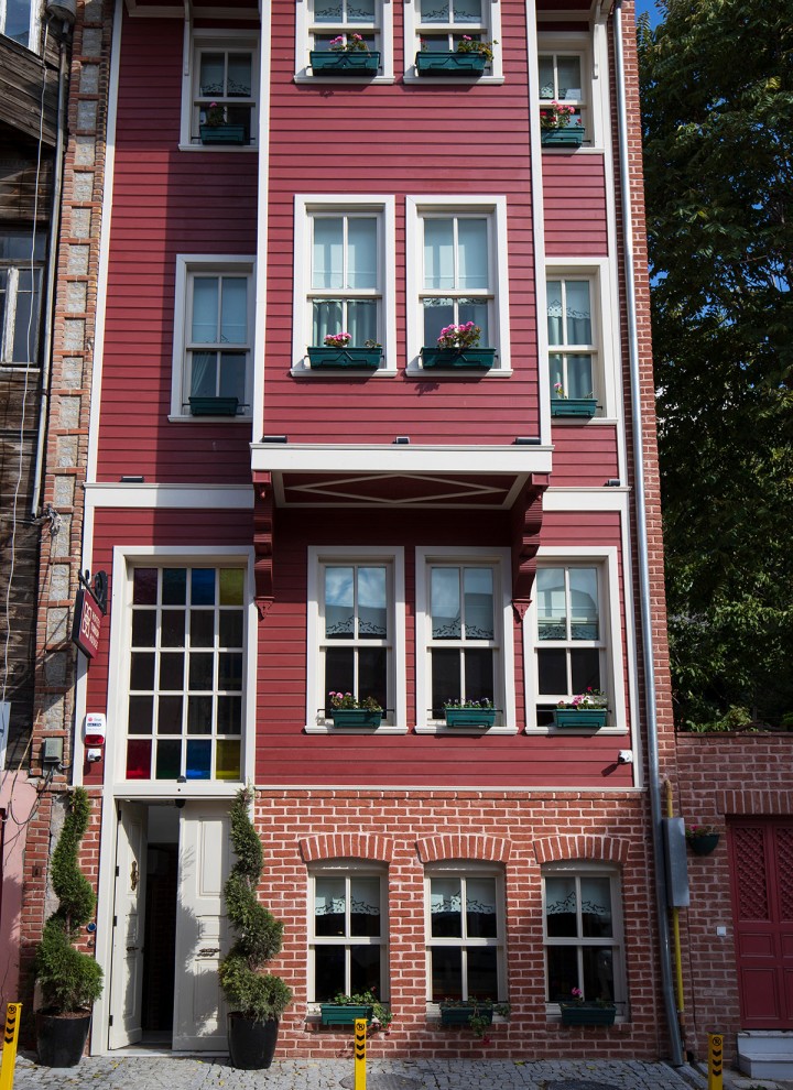 Pre i posle: zgrada 2022. nakon renovacije (© Haydar Erçin) Pre i posle: zgrada 2022. nakon renovacije (© Haydar Erçin)