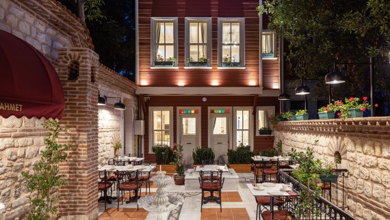 Dvorište hotela Turkish House u Istanbulu kombinuje strukturalne i dekorativne elemente iz različitih perioda (© Hotel Turkish House) Dvorište hotela Turkish House u Istanbulu kombinuje strukturalne i dekorativne elemente iz različitih perioda (© Hotel Turkish House)