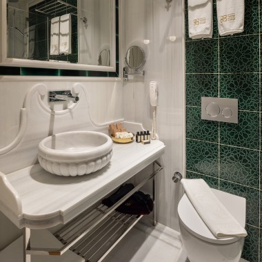 Geberit pruža moderan komfor u kupatilima za goste. Pošto je ekonomično korišćenje vode važno za arhitektu, sistemi sa dvostrukim ispiranjem su instalirani svuda. (© Hotel Turkish House) Geberit pruža moderan komfor u kupatilima za goste. Pošto je ekonomično korišćenje vode važno za arhitektu, sistemi sa dvostrukim ispiranjem su instalirani svuda. (© Hotel Turkish House)