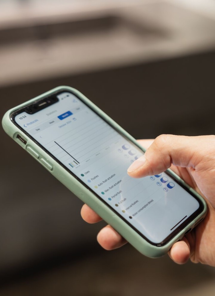 Očitajte podatke o korišćenju u aplikaciji Geberit Control na uređaju ili centralno na Geberit Gateway-u Očitajte podatke o korišćenju u aplikaciji Geberit Control na uređaju ili centralno na Geberit Gateway-u