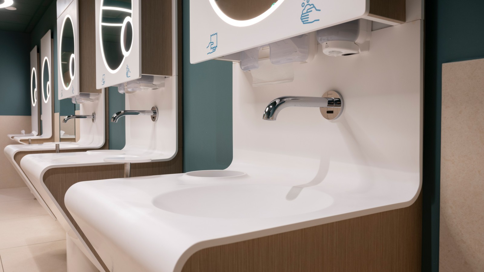 Slavine za umivaonik Geberit Piave su postavljene na umivaonicima (© Meike Goebel) Slavine za umivaonik Geberit Piave su postavljene na umivaonicima (© Meike Goebel)