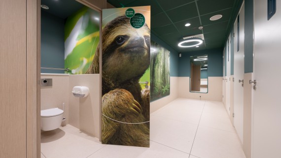 I stilska Geberit ONE WC keramika je dostupna u WC kabini (© Meike Goebel) I stilska Geberit ONE WC keramika je dostupna u WC kabini (© Meike Goebel)