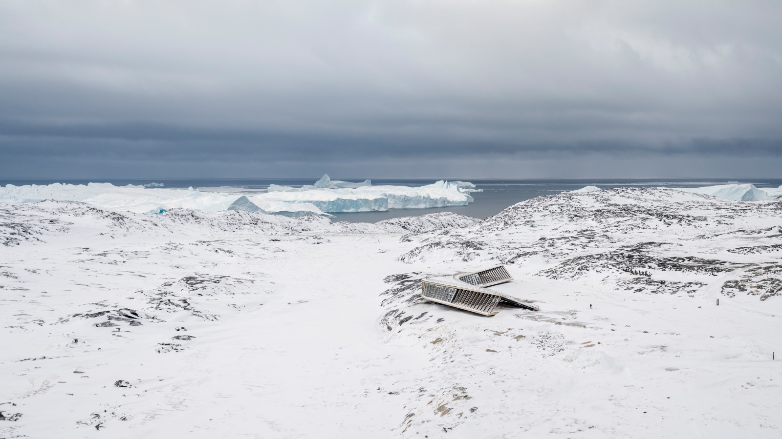 Ledeni fjord centar je jedina zgrada usred ledenog pejzaža (© Adam Mørk) Ledeni fjord centar je jedina zgrada usred ledenog pejzaža (© Adam Mørk)