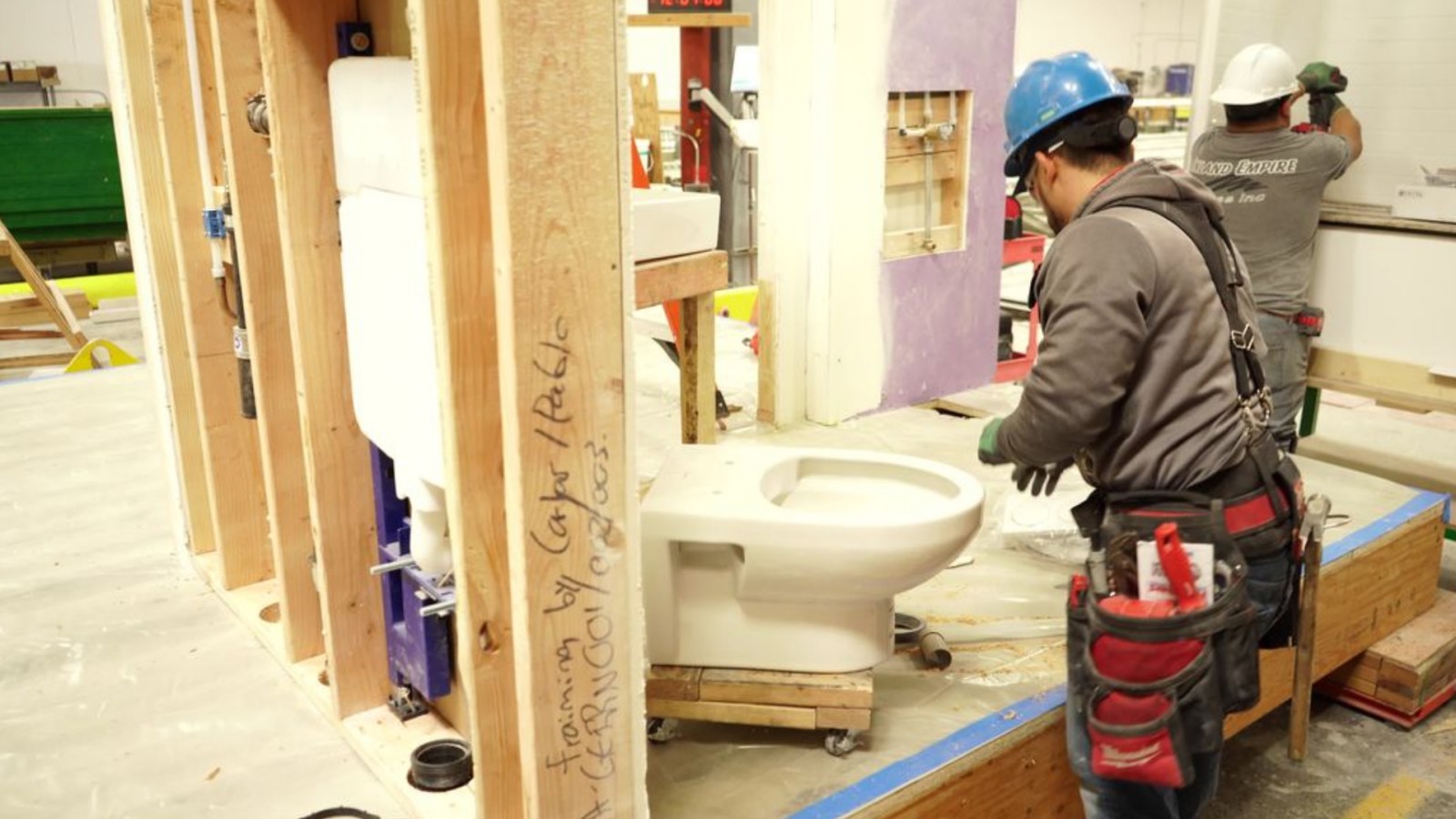 U kupatilu se koriste Geberit Duofix elementi koji štede prostor sa ugradnim vodokotlićem. (© Geberit)