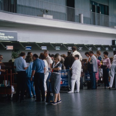 Putnici čekaju u tranzitnoj zoni Terminala A 1986. godine. (© ETH-Bibliothek Zürich) Putnici čekaju u tranzitnoj zoni Terminala A 1986. godine. (© ETH-Bibliothek Zürich)