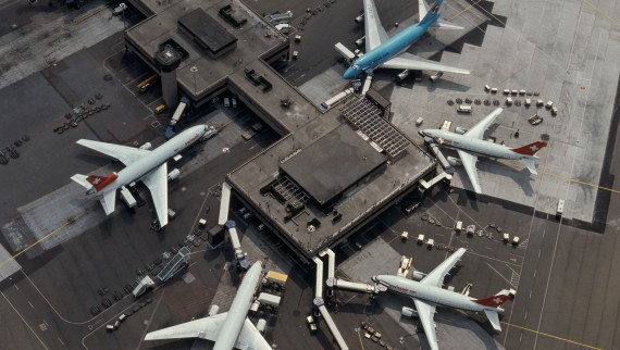 Pogled iz ptičje perspektive na Terminal B na aerodromu u Cirihu (početak 1980-ih) (© Swissair) Pogled iz ptičje perspektive na Terminal B na aerodromu u Cirihu (početak 1980-ih) (© Swissair)