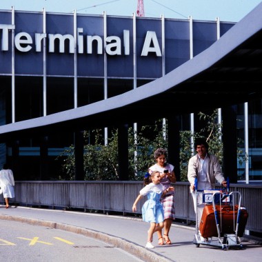Pešaci ispred Terminala A 1985. (© Swissair) Pešaci ispred Terminala A 1985. (© Swissair)