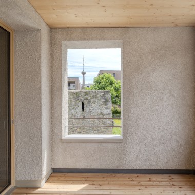 Zidovi balkona i fasadna površina su od krečnog maltera.© Openly / Jens Ellensohn Zidovi balkona i fasadna površina su od krečnog maltera.© Openly / Jens Ellensohn