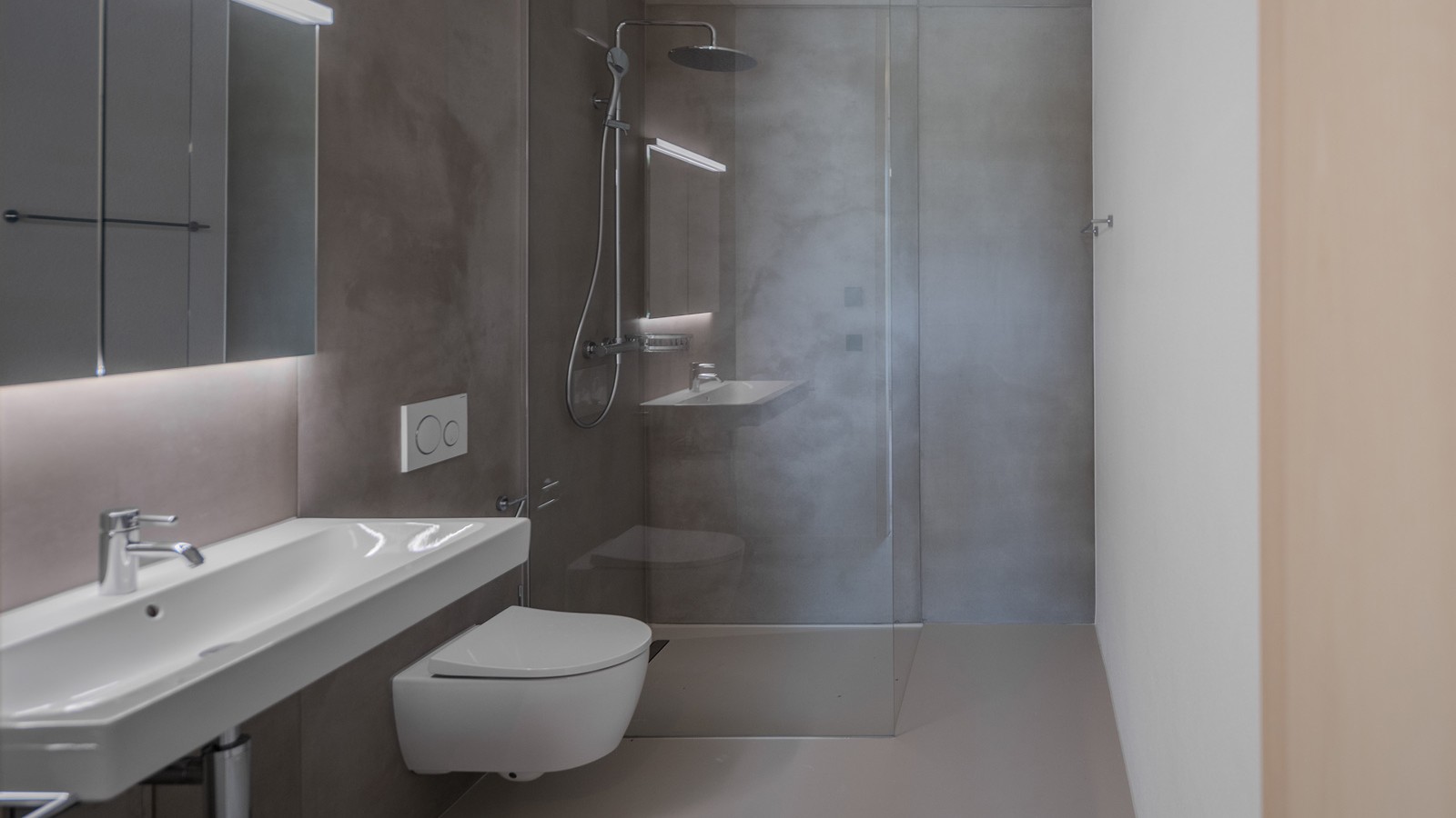 Kupatila su opremljena toaletima i umivaonicima marke Geberit. (© Otvoreno / Jens Elenson) Kupatila su opremljena toaletima i umivaonicima marke Geberit. (© Otvoreno / Jens Elenson)