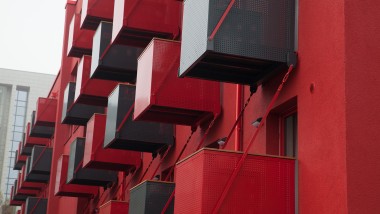 Upečatljiva boja fasade sa kockastim balkonima privlači pažnju na Goldsteinstrasse u Frankfurtu (DE) (© Geberit)
