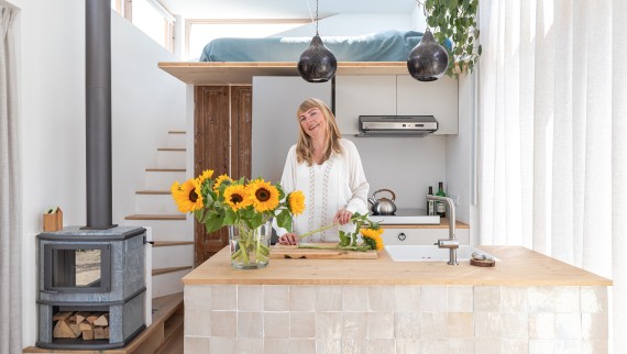 Marjolein Jonker iz Holandije, u svojoj Tiny House (© Chiela van Meerwijk) Marjolein Jonker iz Holandije, u svojoj Tiny House (© Chiela van Meerwijk)