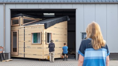 Veliki korak za malu kuću: U maju 2022 "Klica" je iz radionice prešla u zeleni kraj Olst-Wijhe (NL) (© Chiela van Meerwijk)