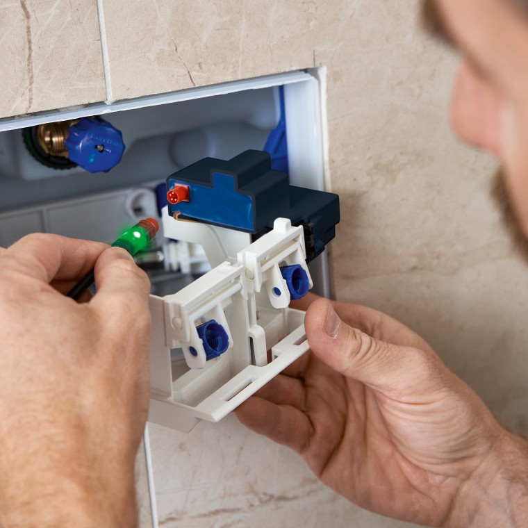 Prikaz napajanja tokom naknadne ugradnje higijenske jedinice za ispiranje HS05 od strane sanitarnog stručnjaka Prikaz napajanja tokom naknadne ugradnje higijenske jedinice za ispiranje HS05 od strane sanitarnog stručnjaka