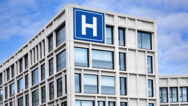 Upotreba Geberit Connect-a za održavanje higijene vode za piće u bolnicama i drugim medicinskim ustanovama i ustanovama za negu (© 2023 Spiroviev Inc/Shutterstock)