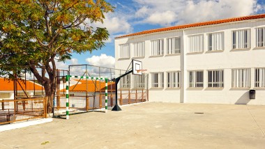 "Upotreba Geberit Connect-a za osiguranje higijene pitke vode u javnim zgradama poput škola i vrtića (© 2018 joserpizarro/Shutterstock)."