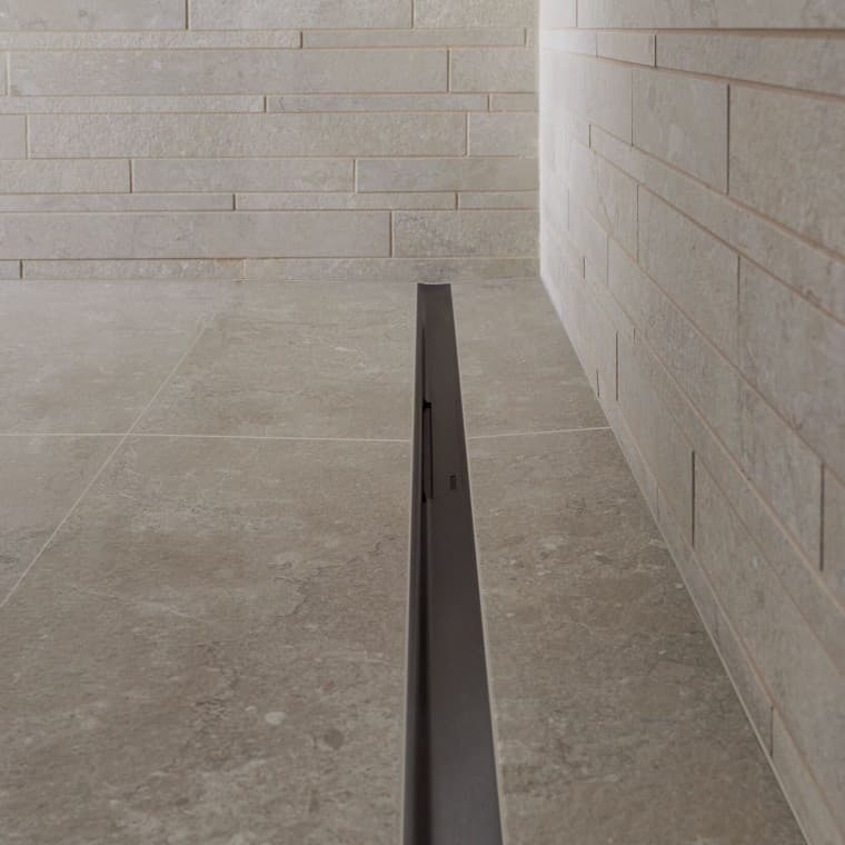 Voda ističe kroz elegantan profil od nerđajućeg čelika. Voda ističe kroz elegantan profil od nerđajućeg čelika.