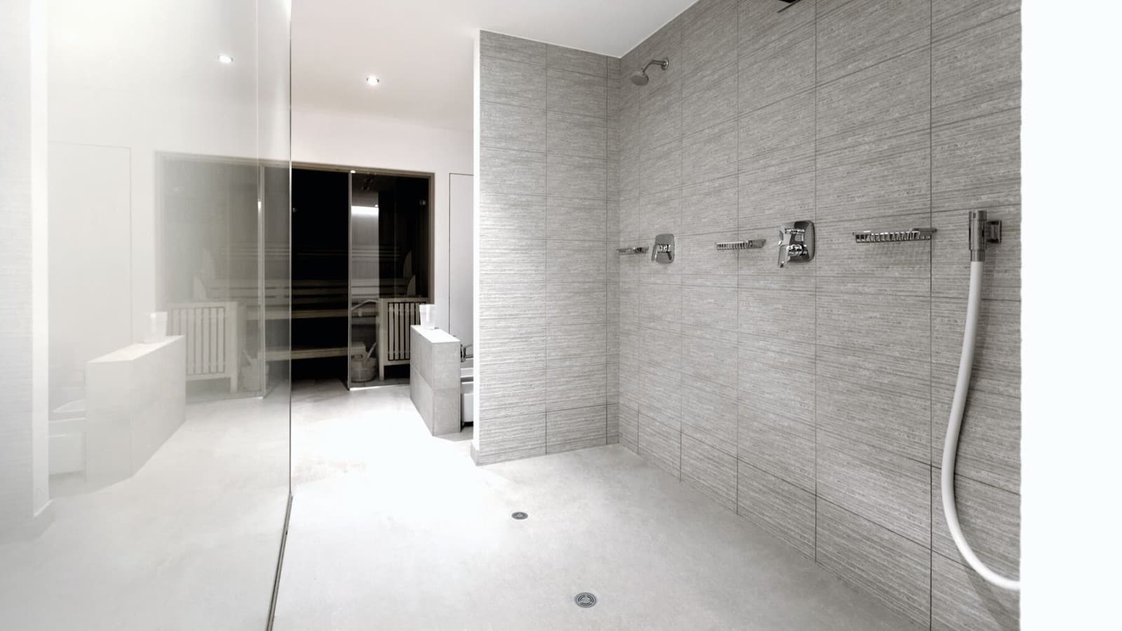 Polujavna sanitarna prostorija sa Geberit PVC podnim odvodom za tuš Polujavna sanitarna prostorija sa Geberit PVC podnim odvodom za tuš