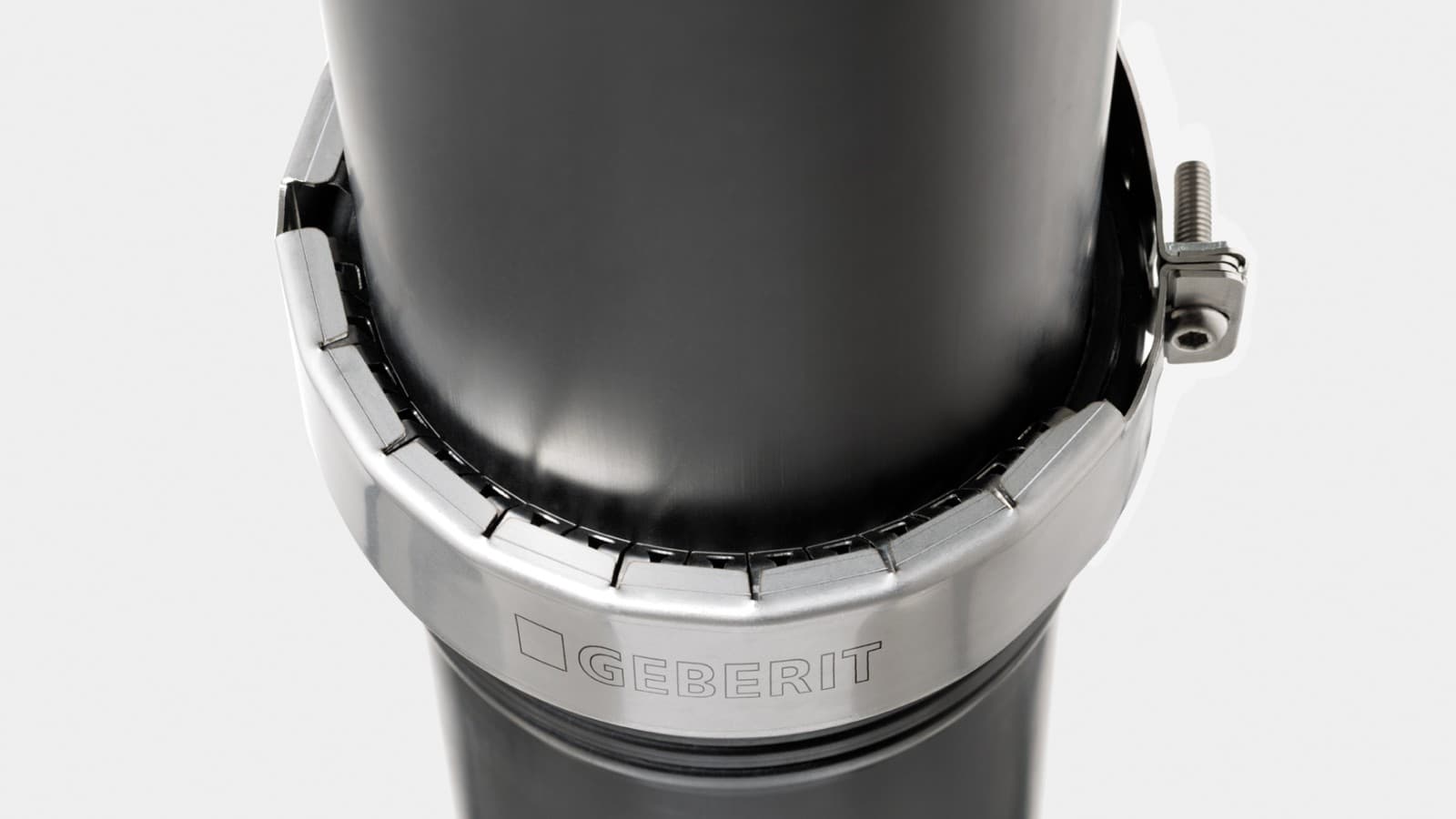 Spojnica sa steznim kleštima kompanije Geberit čini da Silent-PP bude spreman za odvodnjavanje krova Spojnica sa steznim kleštima kompanije Geberit čini da Silent-PP bude spreman za odvodnjavanje krova